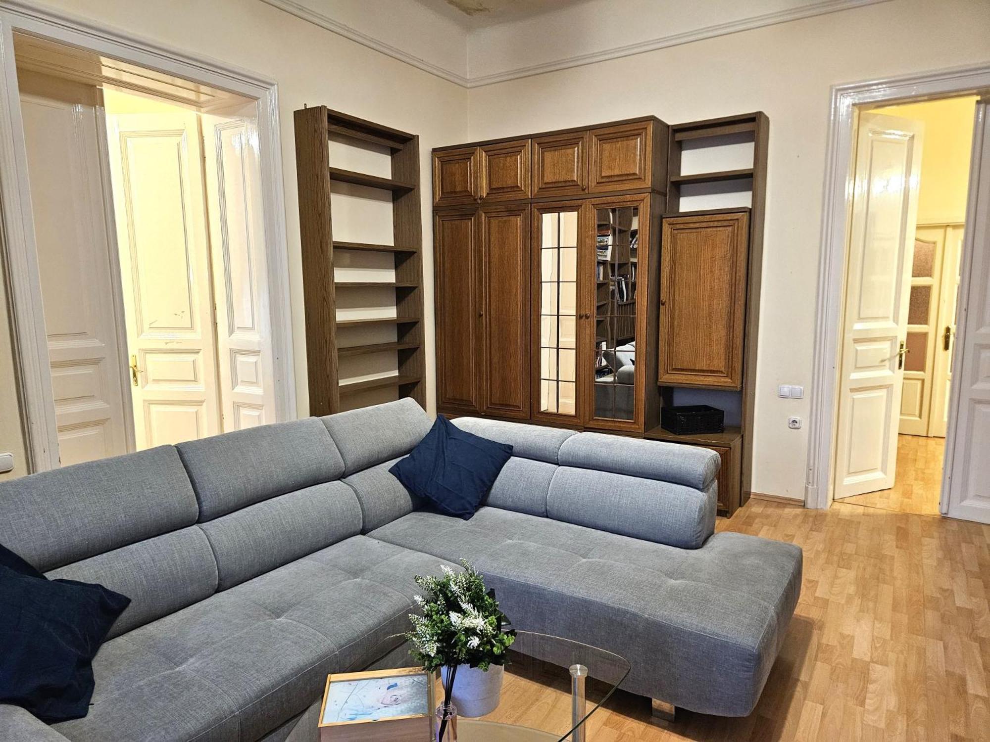 Cozy And Near Kalvin Square Apartamento