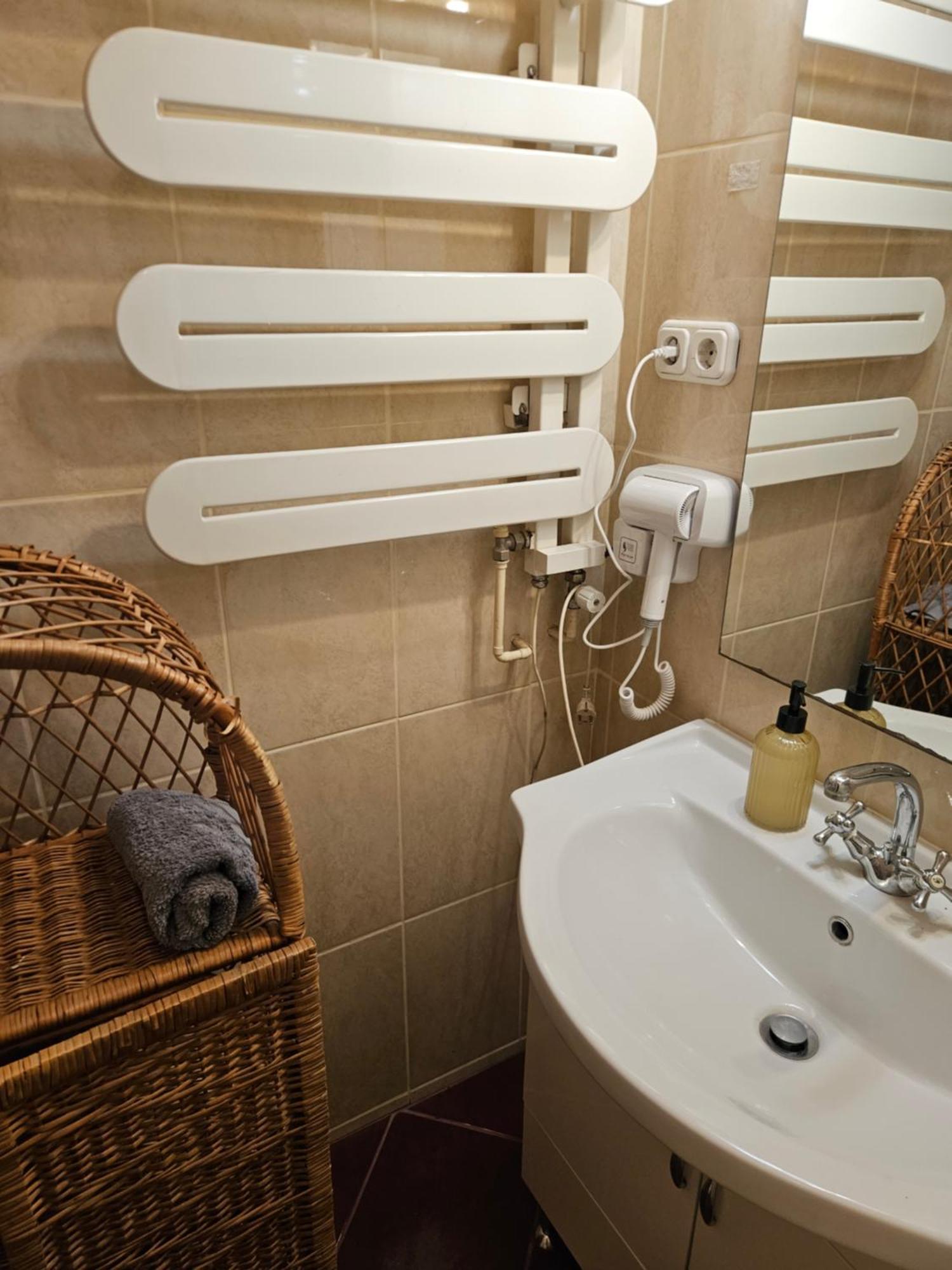 Cozy And Near Kalvin Square Budapest